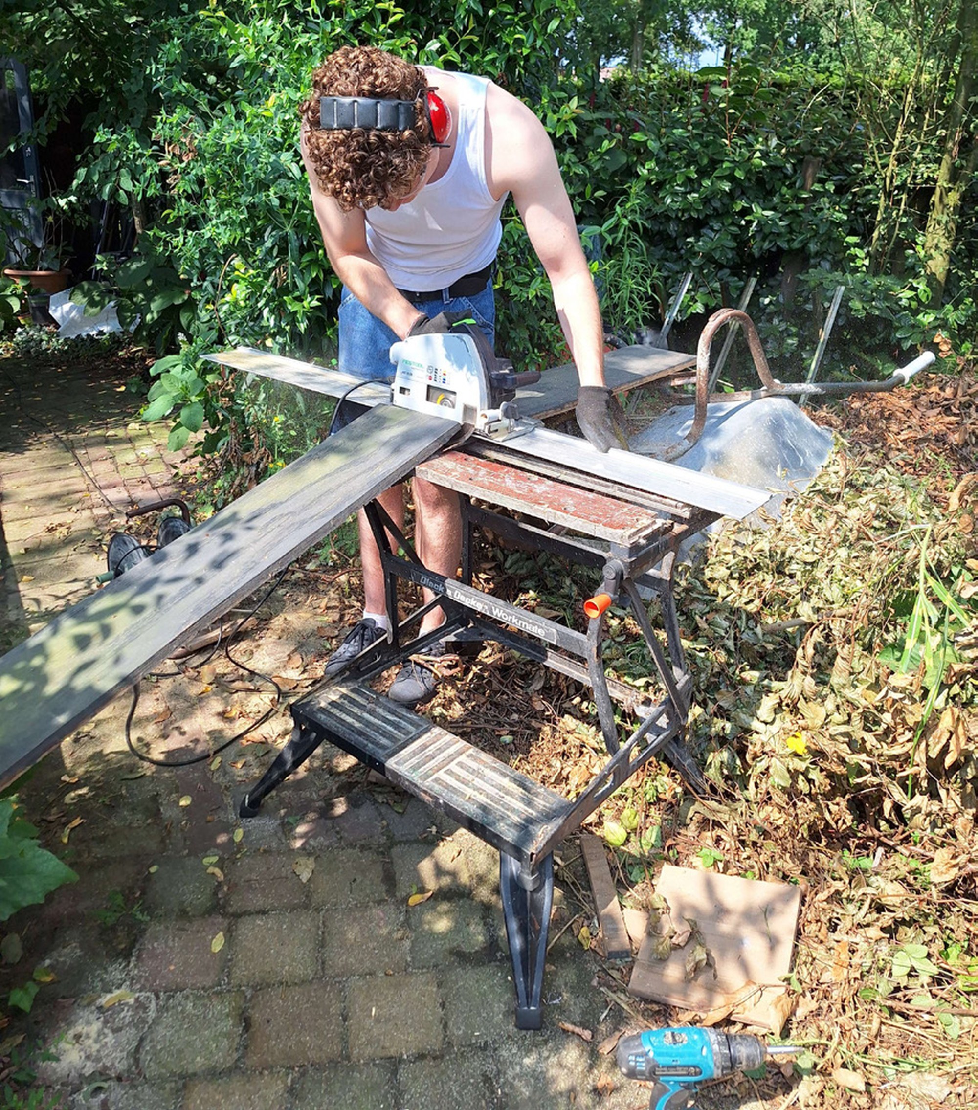Building the wooden elements by hand
